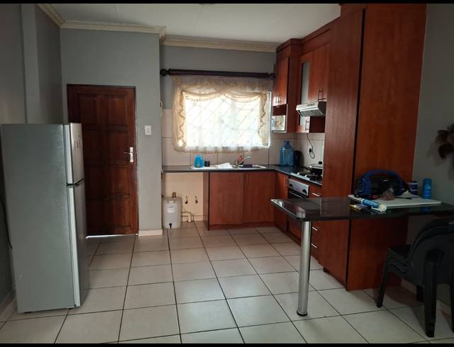 3 BEDROOM TOWNHOUSE TO LET IN SOUTH VIEW